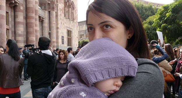 A woman with a child. Photo by Armine Martirosyan for the "Caucasian Knot"
