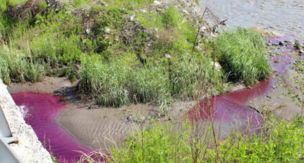 The lilac water was discharged from the big pipe and dissolved in the body of the river's water. Photo by Emma Marzoeva for the ‘Caucasian Knot’