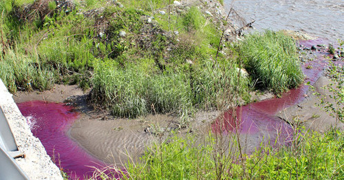 The lilac water was discharged from the big pipe and dissolved in the body of the river's water. Photo by Emma Marzoeva for the ‘Caucasian Knot’