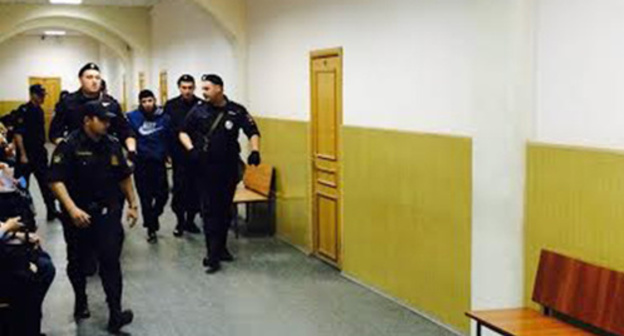 Dadaev is lead to the courtroom, May 13, 2015. Photo by Yuliya Buslavskaya for the "Caucasian Knot"