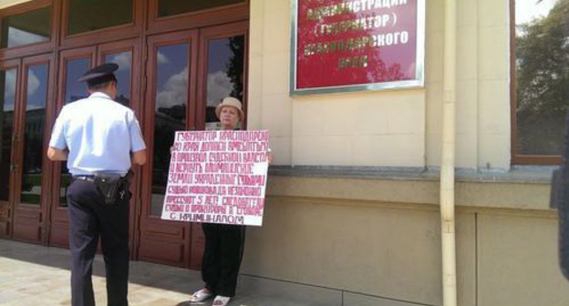 Tamara Novikova holds picket at the Administration of Krasnodar.