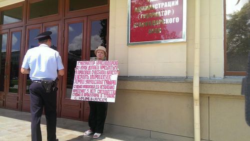 Tamara Novikova holds picket at the Administration of Krasnodar.