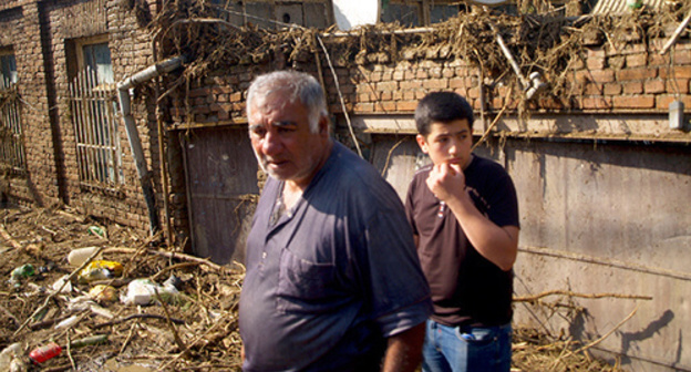 The residents of Tbilisi in the streets of the city after the flooding. June 14, 2015. Photo by Beslan Kmuzov for the "Caucasian Knot"
