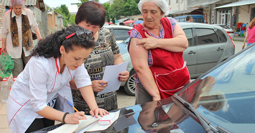 The residenrs of Alagir are carried out a vaccination. June 2015. Photo by Emma Marzoeva for the "Caucasian Knot"