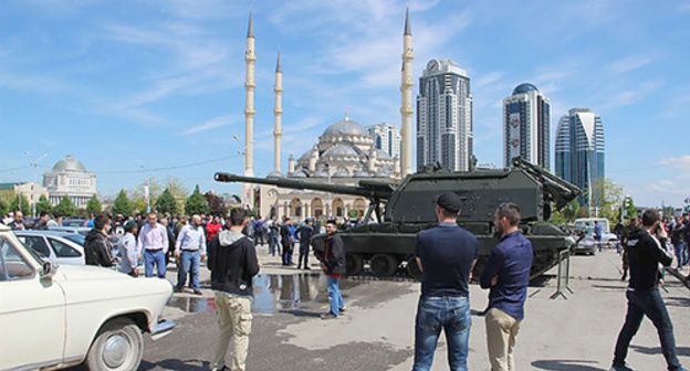 Young people in the centre of Grozny. May 2015. Photo by Akhmed Aldebirov for the "Caucasian Knot"