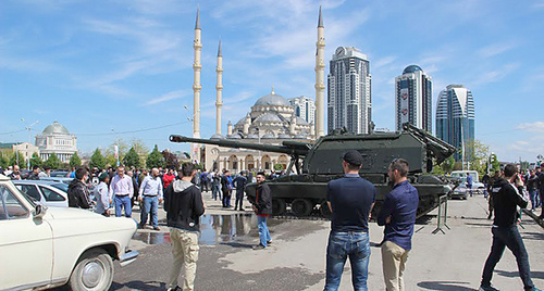 Young people in the centre of Grozny. May 2015. Photo by Akhmed Aldebirov for the "Caucasian Knot"
