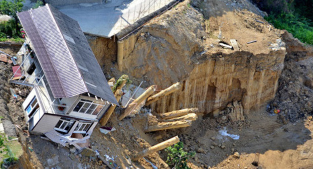 Private house in Sochi slides into the pit dug for residential complex "Kurortny". Sochi, June 2015. Photo by Svetlana Kravchenko for the 'Caucasian Knot'. 