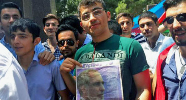 Activist Elvin Abdullaev (in the centre). Photo: http://www.radioazadlyg.org