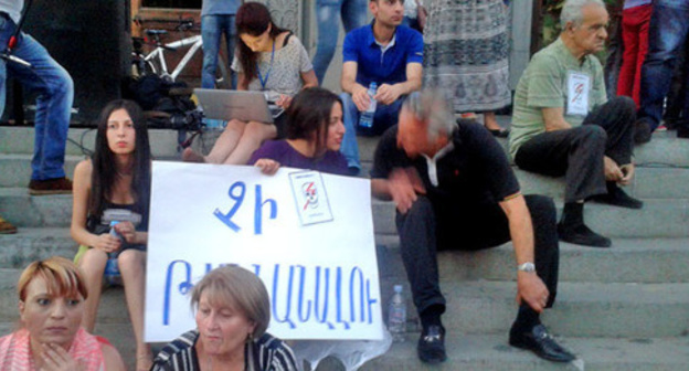 Protesters against the increase of electricity tariffs, Yerevan, June 21, 2015. Photo by Armine Martirosyan for the ‘Caucasian Knot’. 