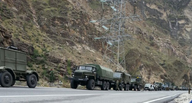 Military vehicles at the entrance to Gimry. Photo: Al-Gimravy, https://ru.wikipedia.org/wiki/%C3%E8%EC%F0%FB#/media/File:%D0%93%D0%B8%D0%BC%D1%80%D1%8B_20.09.2014.png
