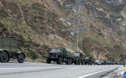 Military vehicles at the entrance to Gimry. Photo: Al-Gimravy, https://ru.wikipedia.org/wiki/%C3%E8%EC%F0%FB#/media/File:%D0%93%D0%B8%D0%BC%D1%80%D1%8B_20.09.2014.png