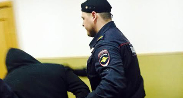Police officer escorts defendant to the court room. Photo by Yulia Buslavskaya for the ‘Caucasian Knot’. 
