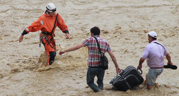 Ministry of Emergencies workers during flooding in Sochi. Photo: http://www.blogsochi.ru/content/navodnenie-v-sochi-glazami-sotrudnikov-mchs