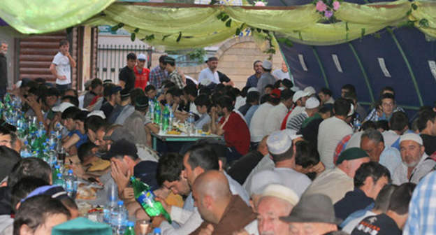 The abstinents breaking their fast in the Juma Mosque in Makhachkala. June 28, 2015. Photo: the Charity Fund "Insan"