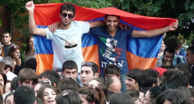 The participants of the mass protests against the decision to increase the electricity tariff. Yerevan, June 29, 2015. Photo by Armine Martirosyan for the "Caucasian Knot"