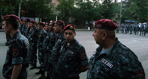 The police patrolling Bagramyan Avenue. Photo by Armine Martirosyan for the "Caucasian Knot"