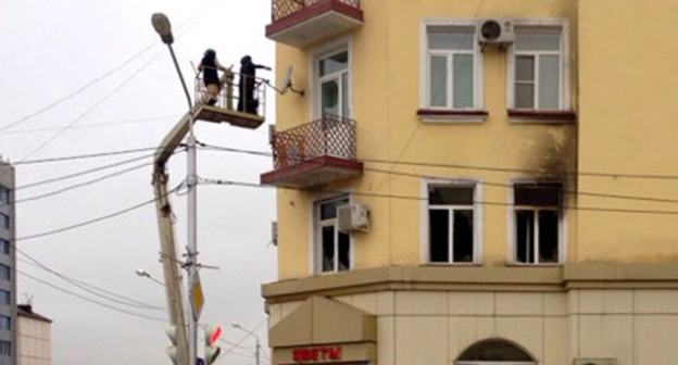 The fire in the flat where the office of the Joint Mobile Group (JMG) is located. Grozny, December 15, 2014. Photo by Akhmed Aldebirov for the "Caucasian Knot"