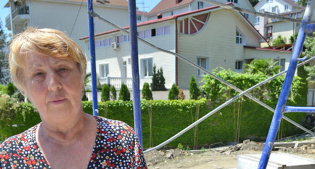 Nina Dubovaya in her land plot full of debris from the illegal construction works. Sochi, July 2015. Photo by Svetlana Kravchenko for the "Caucasian Knot"