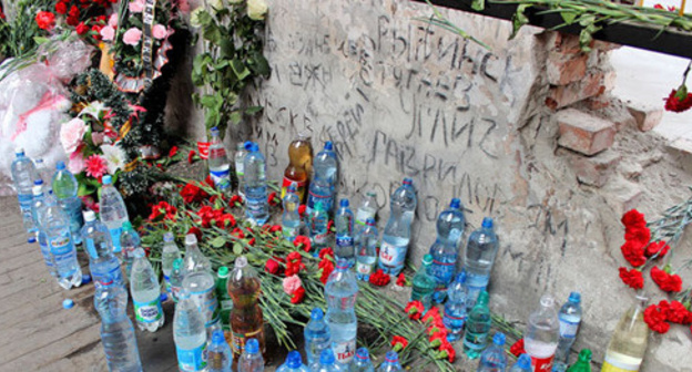 Bottles with water and flowers in the school No. 1 gym. Beslan, September 3, 2015. Photo by Emma Marzoeva for the "Caucasian Knot"