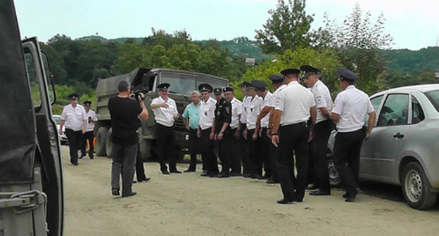 The police are alert to suppress the protest action of the villagers of Chereshnya, July 1, 2015. Photo by Anna Gritsevich for the "Caucasian Knot"