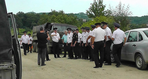 The police are alert to suppress the protest action of the villagers of Chereshnya, July 1, 2015. Photo by Anna Gritsevich for the "Caucasian Knot"