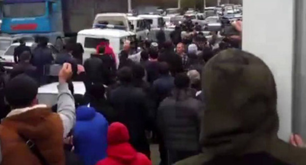 The mosque located in Hungarian Warriors Street in Makhachkala is cordoned off by the law enforcers who try to detain the mosque-goers. Screenshot of a video by the "Caucasian Knot",  www.youtube.com