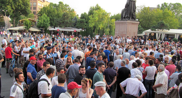 Activists at the Freedom Square, Yerevan, July 7, 2015. Photo by Armine Martirosyan for the ‘Caucasian Knot’. 