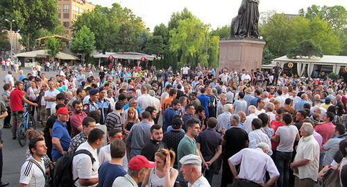 Activists at the Freedom Square, Yerevan, July 7, 2015. Photo by Armine Martirosyan for the ‘Caucasian Knot’. 