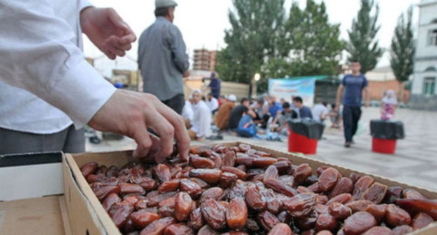 Dates, a popular fast-breaking meal. Photo by Ruslan Alibekov for the "Caucasian Knot"