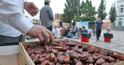 Dates, a popular fast-breaking meal. Photo by Ruslan Alibekov for the "Caucasian Knot"