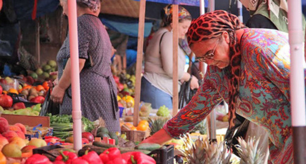 The central market “Berkat” in Grozny on the eve of of Eid ul-Fitr (Uraza-Bayram) celebration. July 16, 2015. Photo by Magomed Magomedov for the "Caucasian Knot"