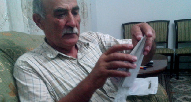 Mirzamagomed Lukmanov shows his documents and receipts. Photo by Aida Gadzhieva for the "Caucasian Knot"