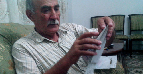 Mirzamagomed Lukmanov shows his documents and receipts. Photo by Aida Gadzhieva for the "Caucasian Knot"
