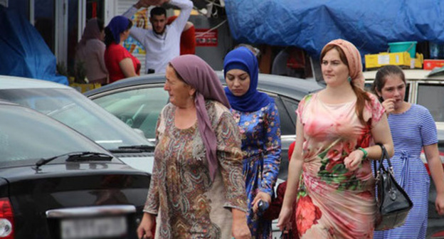 Grozny residents on the eve of Eid al-Fitr, July 16, 2015. Photo by Magomed Magomedov for the ‘Caucasian Knot’. 
