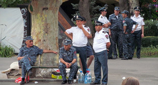 Policemen at the Freedom Square in Yerevan, July 7, 2015. Photo by Armine Martirosyan for the ‘Caucasian Knot’. 