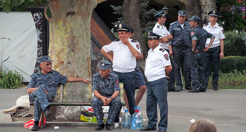 Policemen at the Freedom Square in Yerevan, July 7, 2015. Photo by Armine Martirosyan for the ‘Caucasian Knot’. 