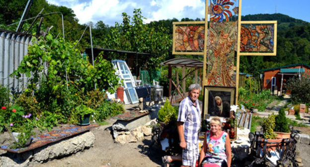 Lyubov Berchanova and Vasily Zhuravlyov near the monument to corruption, Ordynka village, July 2015. Photo by Svetlana Kravchenko for the ‘Caucasian Knot’.  