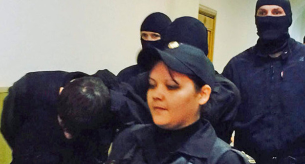 Police officer escorts Zaur Dadaev along the Basmanny Court hallway, Moscow, March 8, 2015. Photo by Yulia Buslavskaya for the ‘Caucasian Knot’.