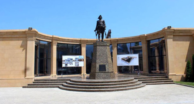 Peter the Great Statue in front of  the museum complex in Derbent. July 24, 2015. Photo by Patimat Makhmudova for the "Caucasian Knot"