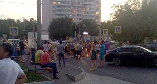 Krasnodar residents at the intersection of Sormovskaya and 30th Irkutsk Division Streets, evening of August 4. Photo from Igor Krylov’s microblog, twitter.com/Cat_number_one