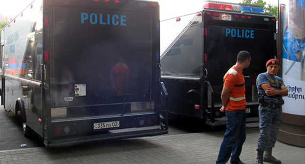 Police cars near Freedom Square during pickets against the increase of electricity tariff, Yerevan, July 2015. Photo by Armine Martirosayn for the ‘Caucasian Knot’.