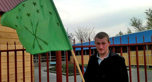 Young man holds Circassian flag. Photo by Asya Kopayeva for the ‘Caucasian Knot’.  