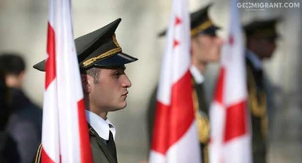Serviceman under the flag of Georgia. Photo: http://www.geomigrant.com/2015/08/08/грузия-должна-объединиться-не-ценой-крови-а-ценой-любви-и-дружбы/