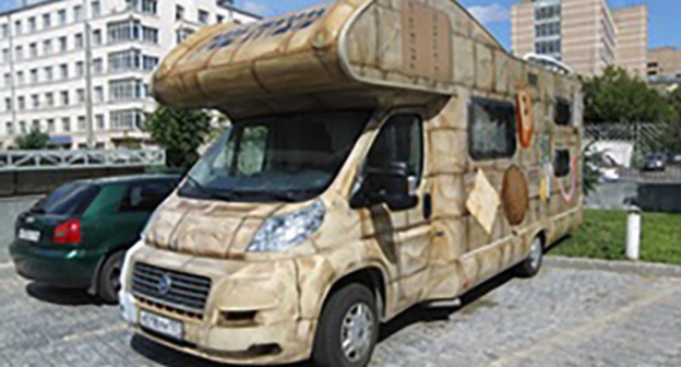 Cars of 4th Jewish ethnographic expedition. Photo: http://nazaccent.ru/content/tag/мицва-мобили/