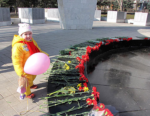 In the morning on February 23 at Eternal Flame in the Karl Marx Square in Rostov-on-Don. Photo by the "Caucasian Knot"