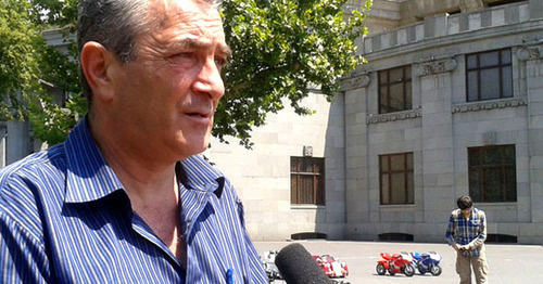 Gagik Sarukhanyan, organizer of the picket in support of Volodya Avetisyan, Yerevan, July 28, 2015. Photo by Armine Martirosyan for the ‘Caucasian Knot’. 