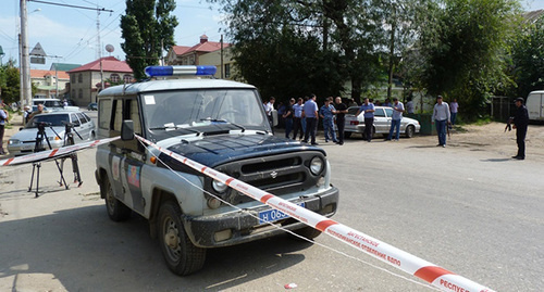 Dagestani police car at the crime spot. Photo: https://www.public.riadagestan.ru/news/investigation_and_courts/vyemka_dokumentov_v_dagestanskikh_ognyakh_svyazana_s_rassledovaniem_dela_o_krupnom_moshennichestve/