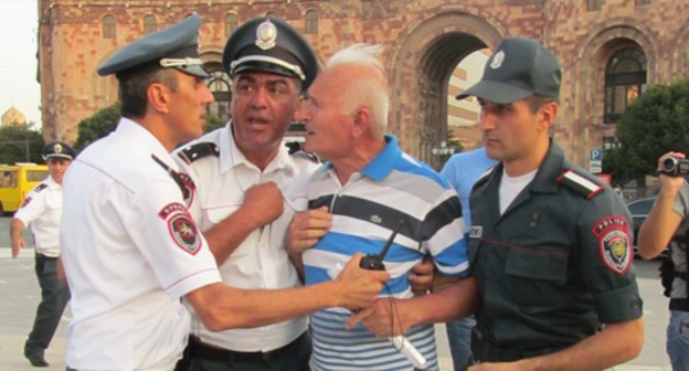 Akop Nazaryan, a pensioner, surrounded by the policemen during the protest action. Yerevan, August 21, 2015. Photo by Tigran Petrosyan for the "Caucasian Knot"
