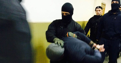 The defendant Tamerlan Eskerkhanov is led to the courtroom. March 2015. Photo by Yuliya Buslavskaya for the "Caucasian Knot"
