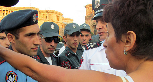 The participant of the protest action talks to the policemen, Yerevan, August 21, 2015. Photo by Tigran Petrosyan for the "Caucasian Knot"